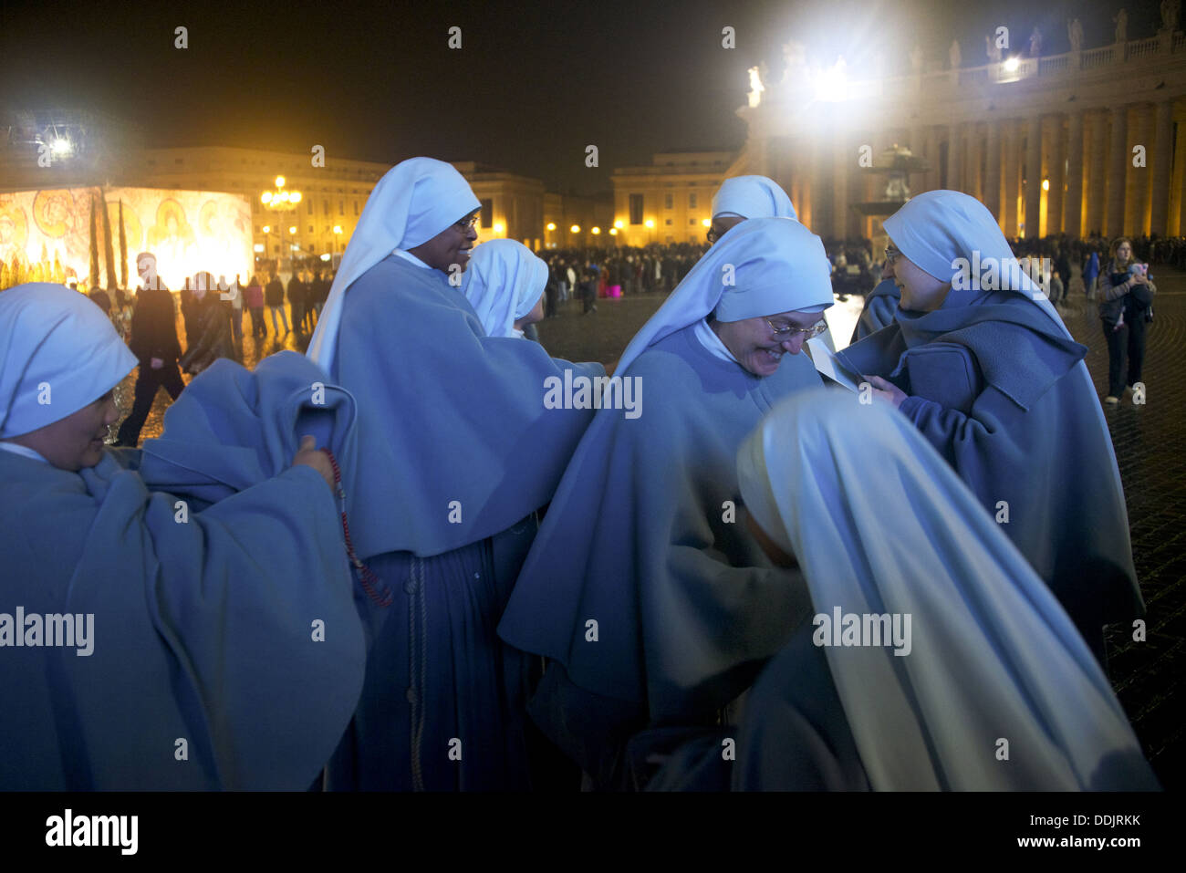 Nonnen, die außerhalb der Petersdom in Rom warten auf Heiligabend Mass. Stockfoto