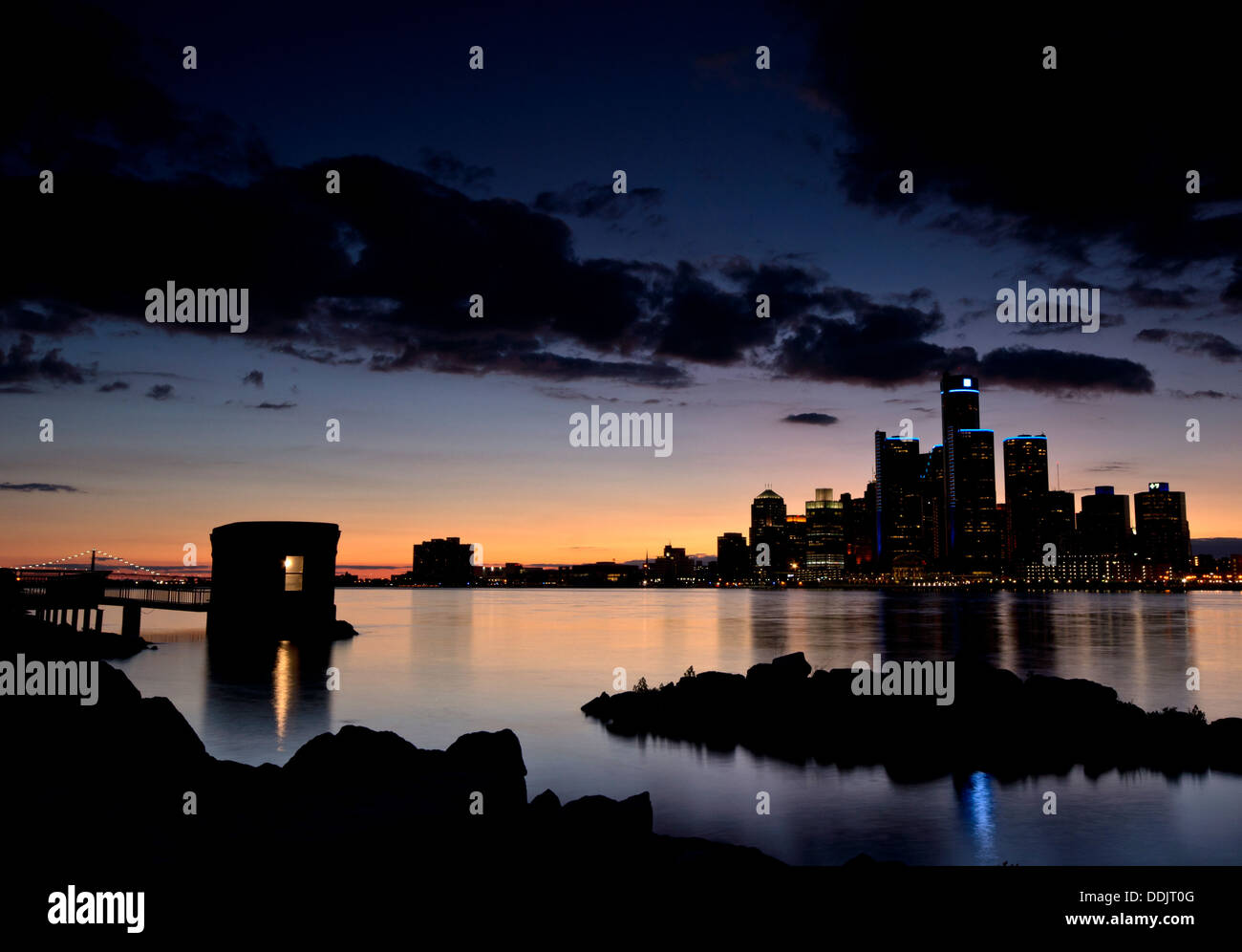 Die Skyline von Detroit bei Sonnenuntergang gesehen aus Windsor, Ontario, Kanada. Stockfoto