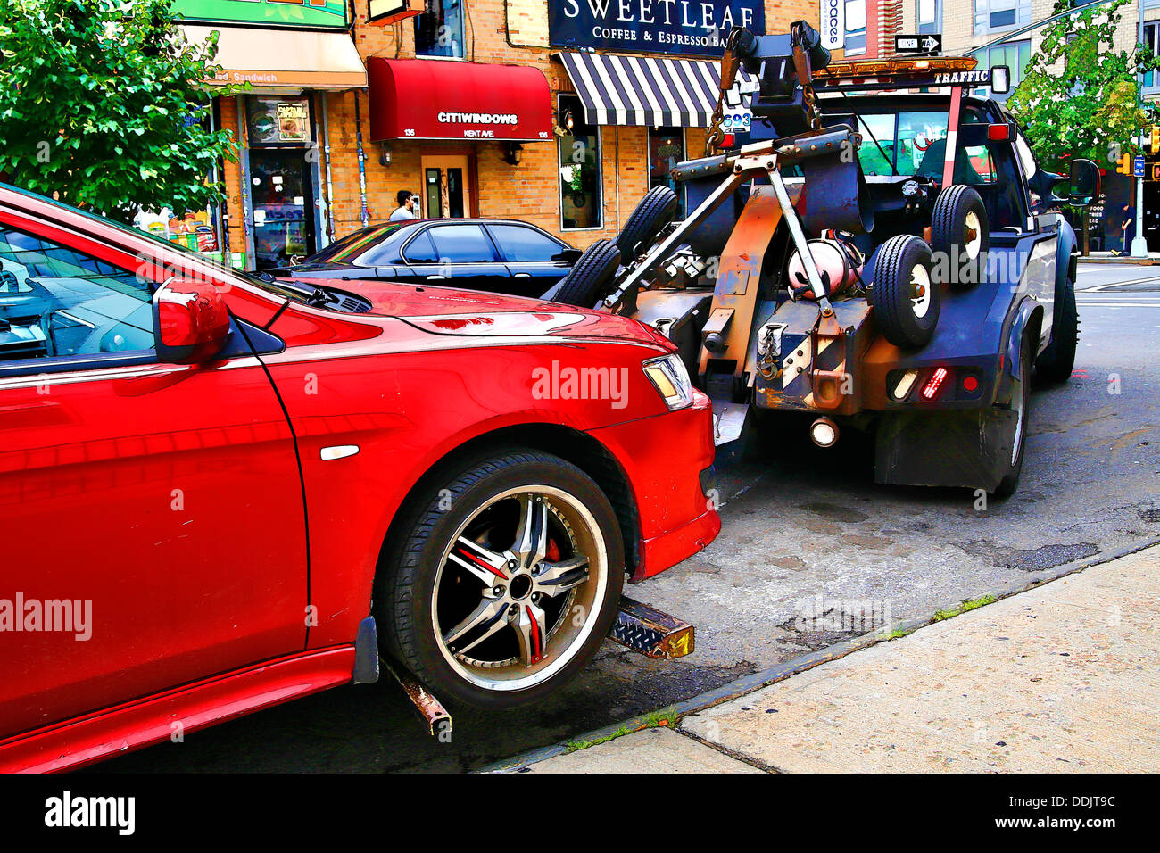 New York City PVB Abschleppwagen entfernen ein falsch geparktes Auto aus einer Wiliamsburg, Brooklyn, NY, Straße Stockfoto