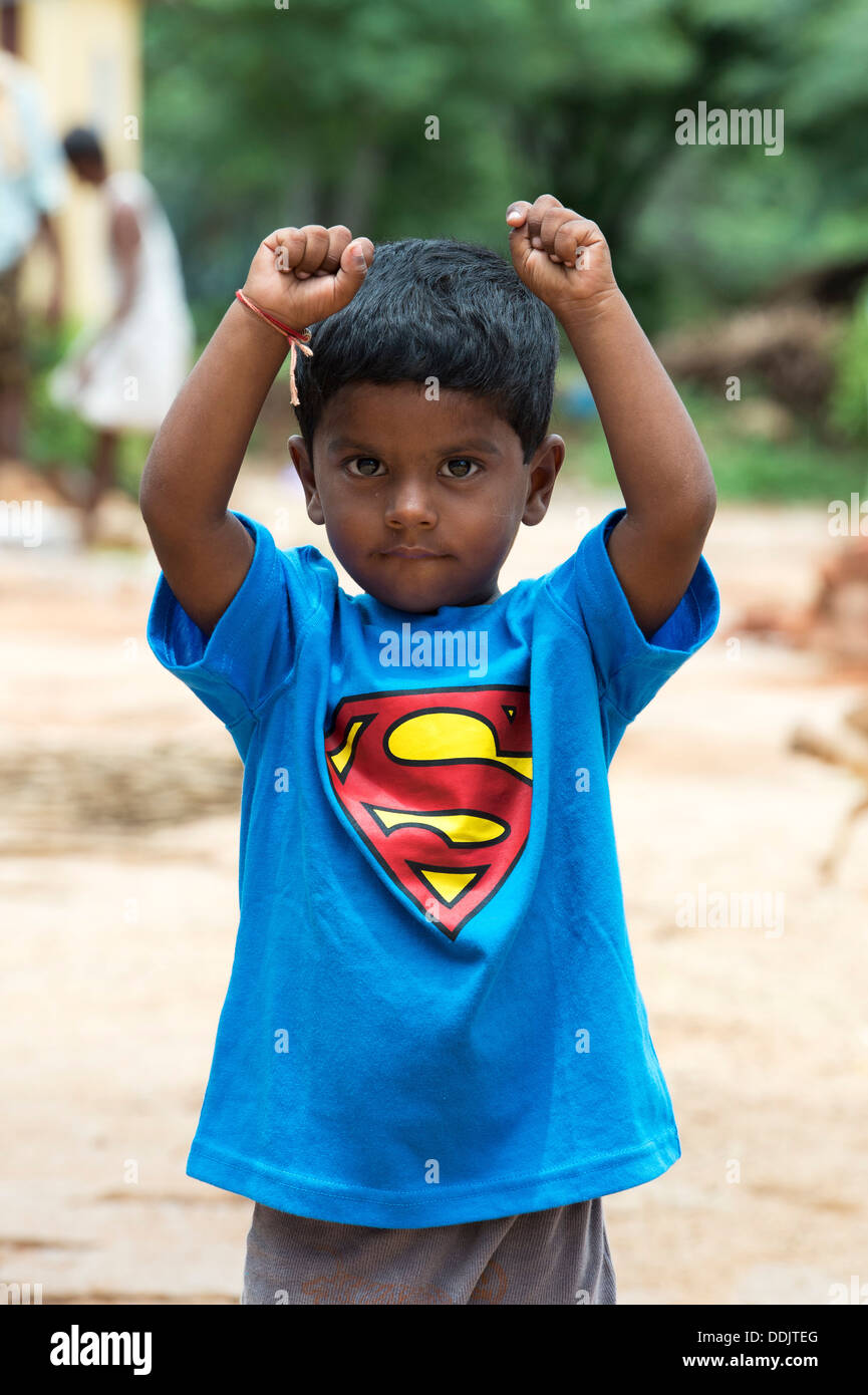 Jungen tragen ein Superman-t-Shirt in einem indischen Dorf. Andhra Pradesh, Indien Stockfoto