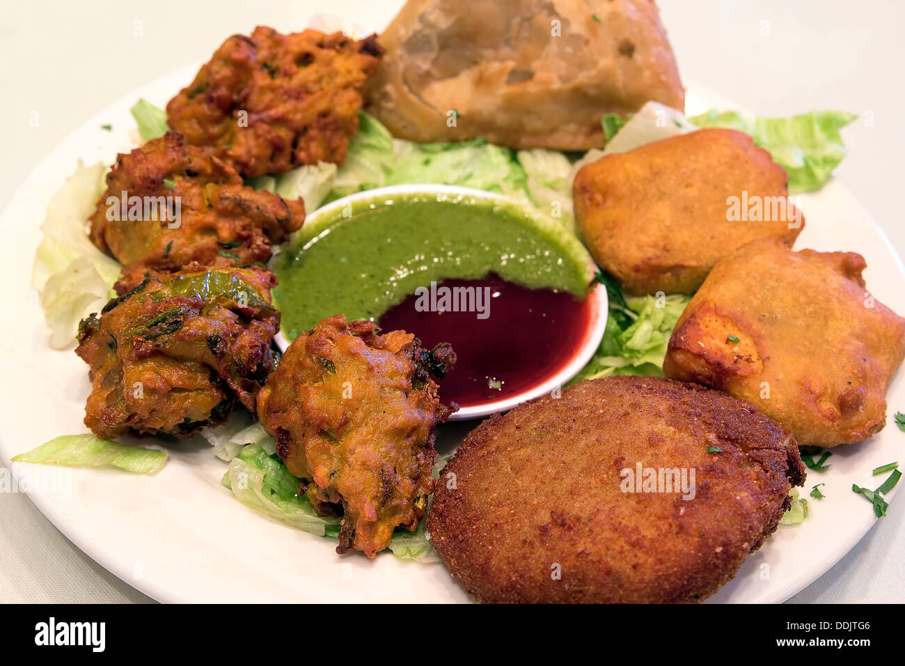 Ost-indischen Futternapf Vorspeise Vorspeise mit Samosa Gemüse Pakoras Koteletts mit Chutney Tamarind Dipping Sauce Closeup Stockfoto