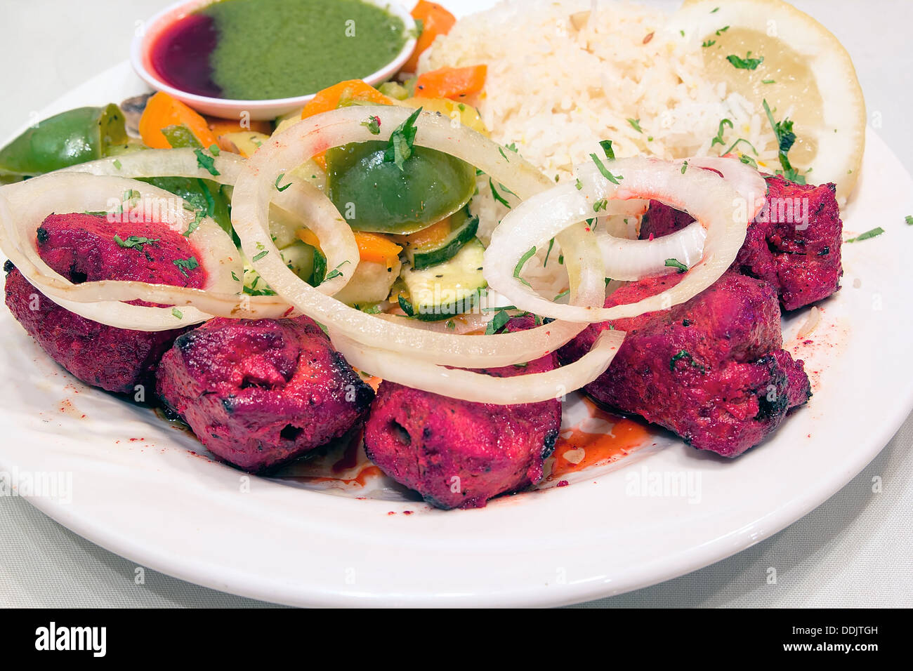 Ost-indischen Lamm Kebab mit Basmati-Reis Gemüse Zitronen und Tamarinden-Chutney Sauce Closeup Stockfoto