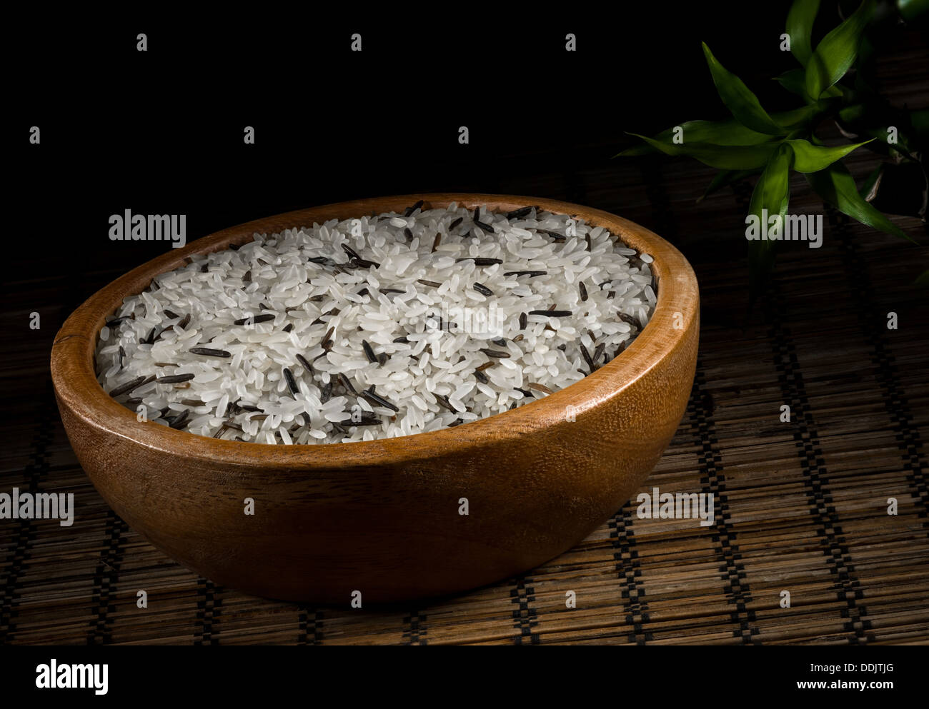 Wildreis und den weißen Reis in einer Holzschale Stockfoto