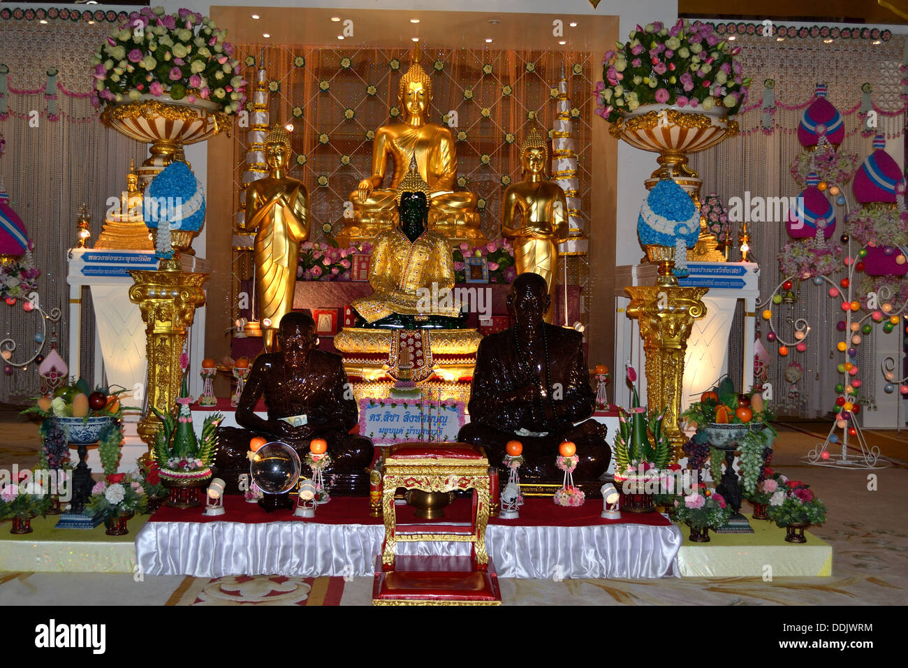 Buddha Statue und Anbetung im Inneren Sukhawadee Mansion - bunte Gebäude Pattaya Stockfoto