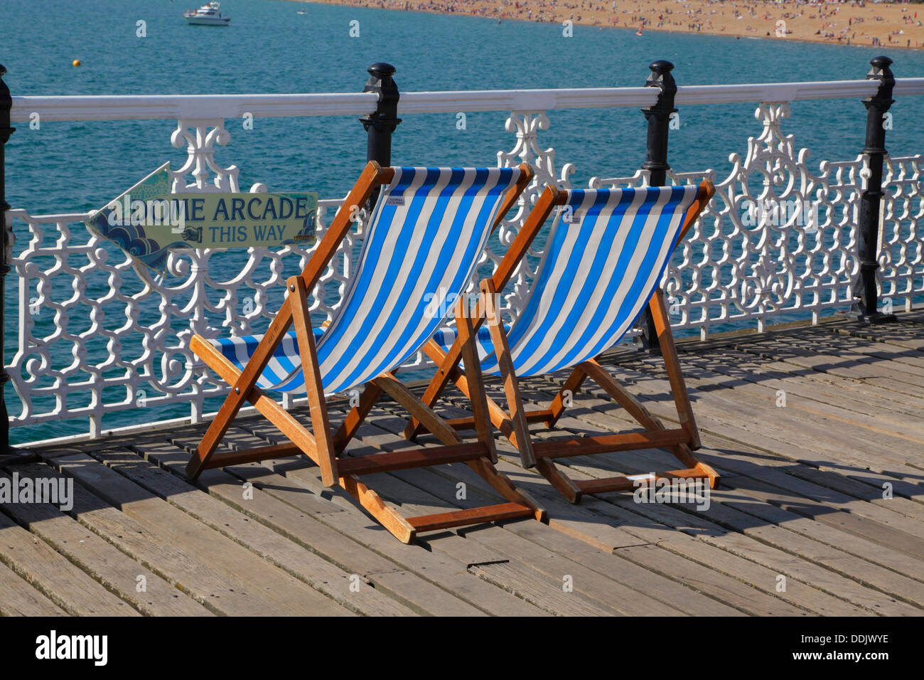 Liegestühle am Brighton Pier East Sussex England UK Stockfoto