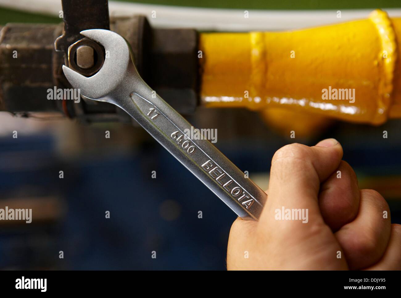Arbeiter mit Schraubenschlüssel, industrielle Instandhaltung Stockfoto