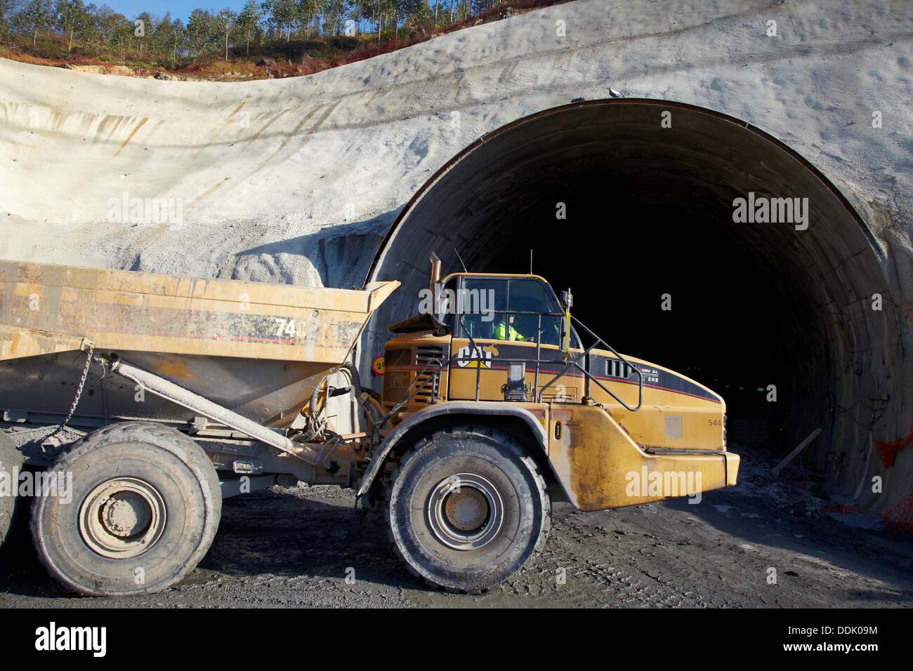 Sattelschlepper, Tunnelbau, arbeitet der neue Bahnsteig im Baskenland, High-Speed-Zug ´Basque Y´ Stockfoto