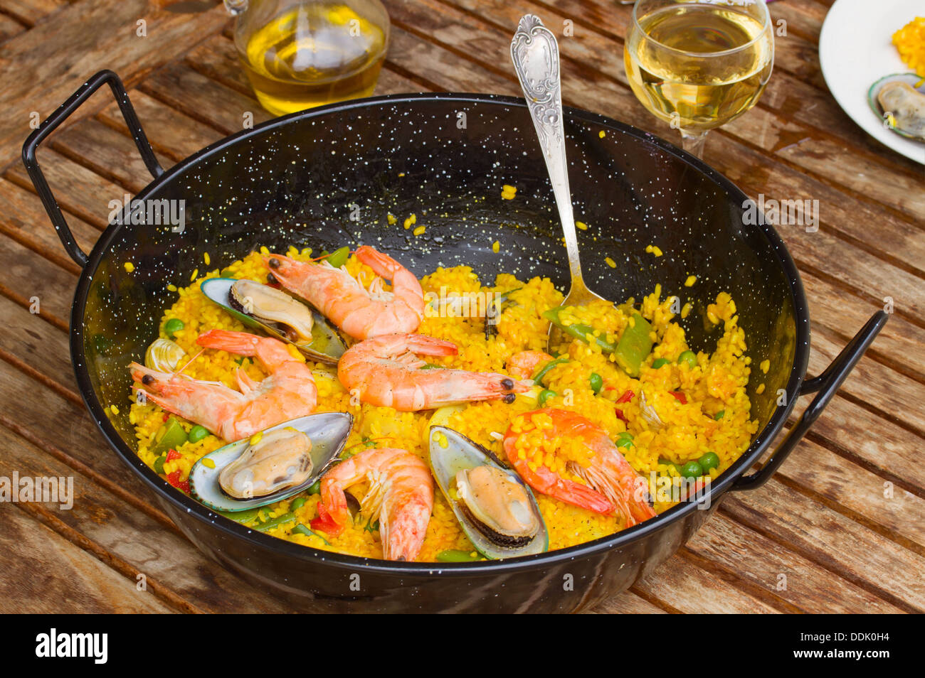 Meeresfrüchte-Paella in schwarze Pfanne Stockfoto