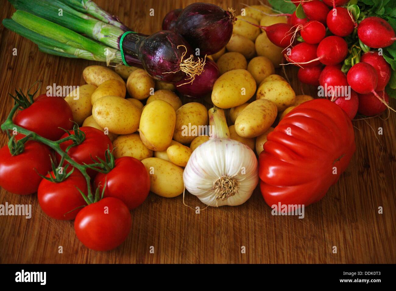 Gemüse: Tomaten, Kartoffeln, Knoblauch, Oignons usw.. Stockfoto