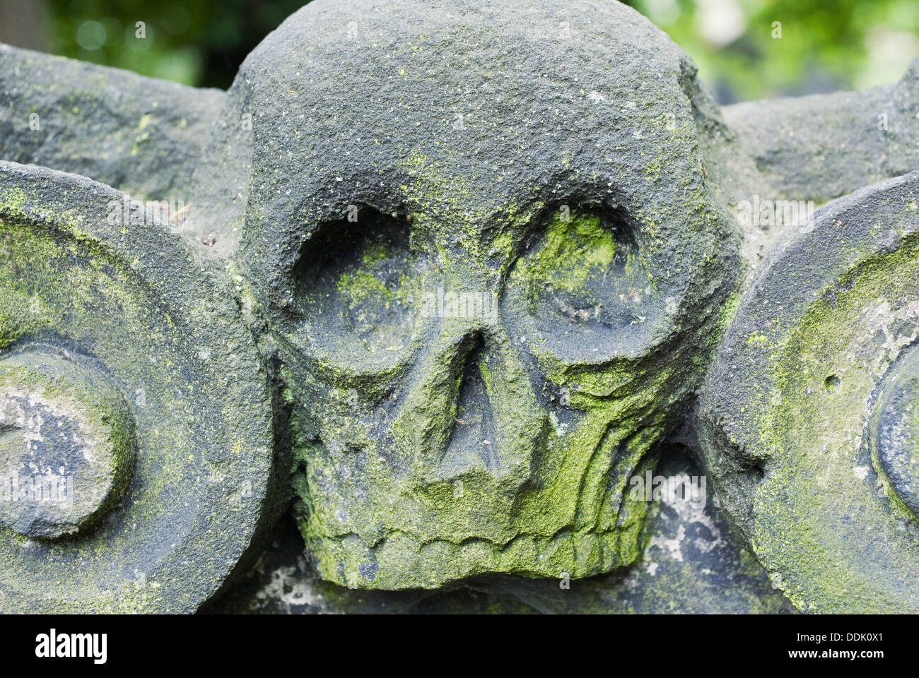 Schädel-Detail der Grabstein am St Cuthbert Pfarrei Kirche Friedhof, Edinburgh, Schottland, Vereinigtes Königreich, Europa Stockfoto