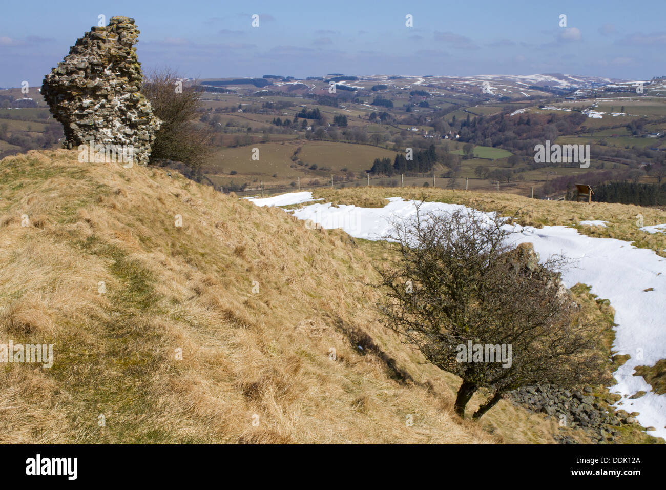 Reste der Burg Torhaus auf Erdarbeiten. Castell Tinboeth, in der Nähe von Llanbadarn Fynydd, Powys, Wales. April. Stockfoto