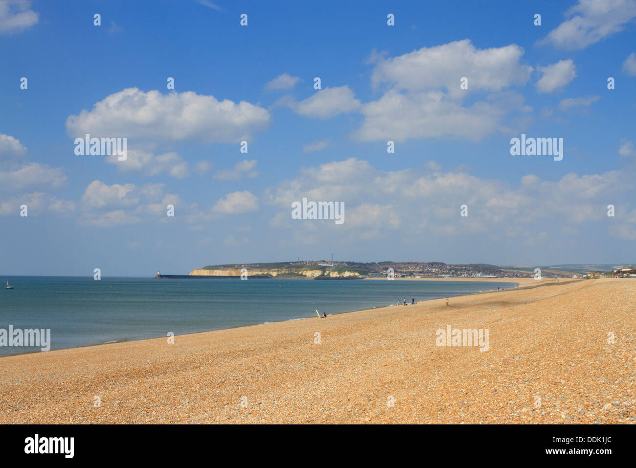 Kiesstrand mit Fischern. Auf der Suche nach Newhaven von Seaford, Ostsussex, England. Mai. Stockfoto