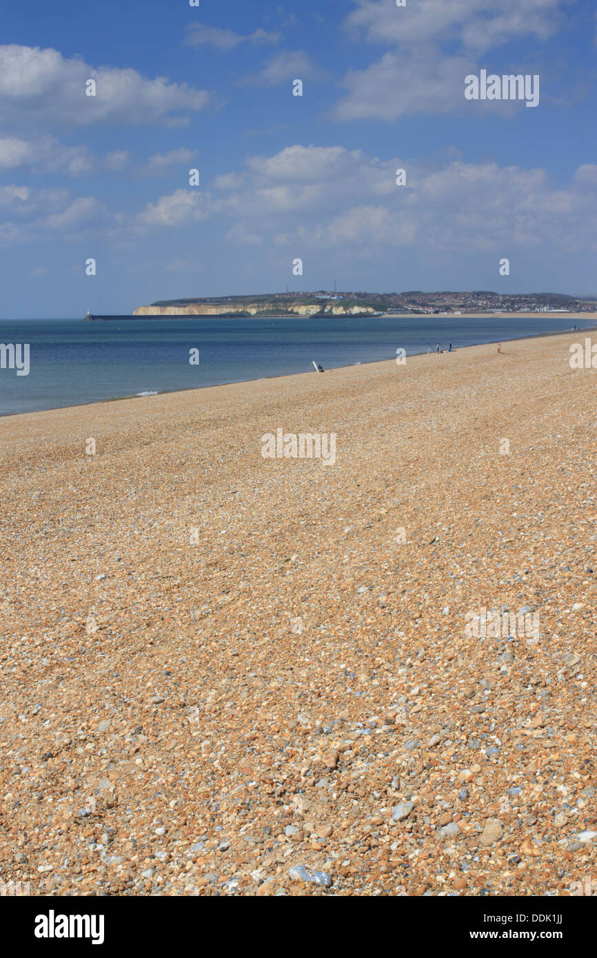 Kiesstrand mit Fischern. Auf der Suche nach Newhaven von Seaford, Ostsussex, England. Mai. Stockfoto