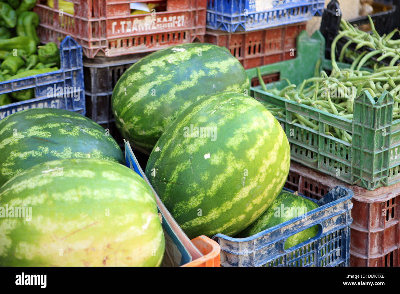 Wassermelonen, Paprika und grünen Bohnen zum Verkauf außerhalb einen Obstladen in Griechenland Stockfoto