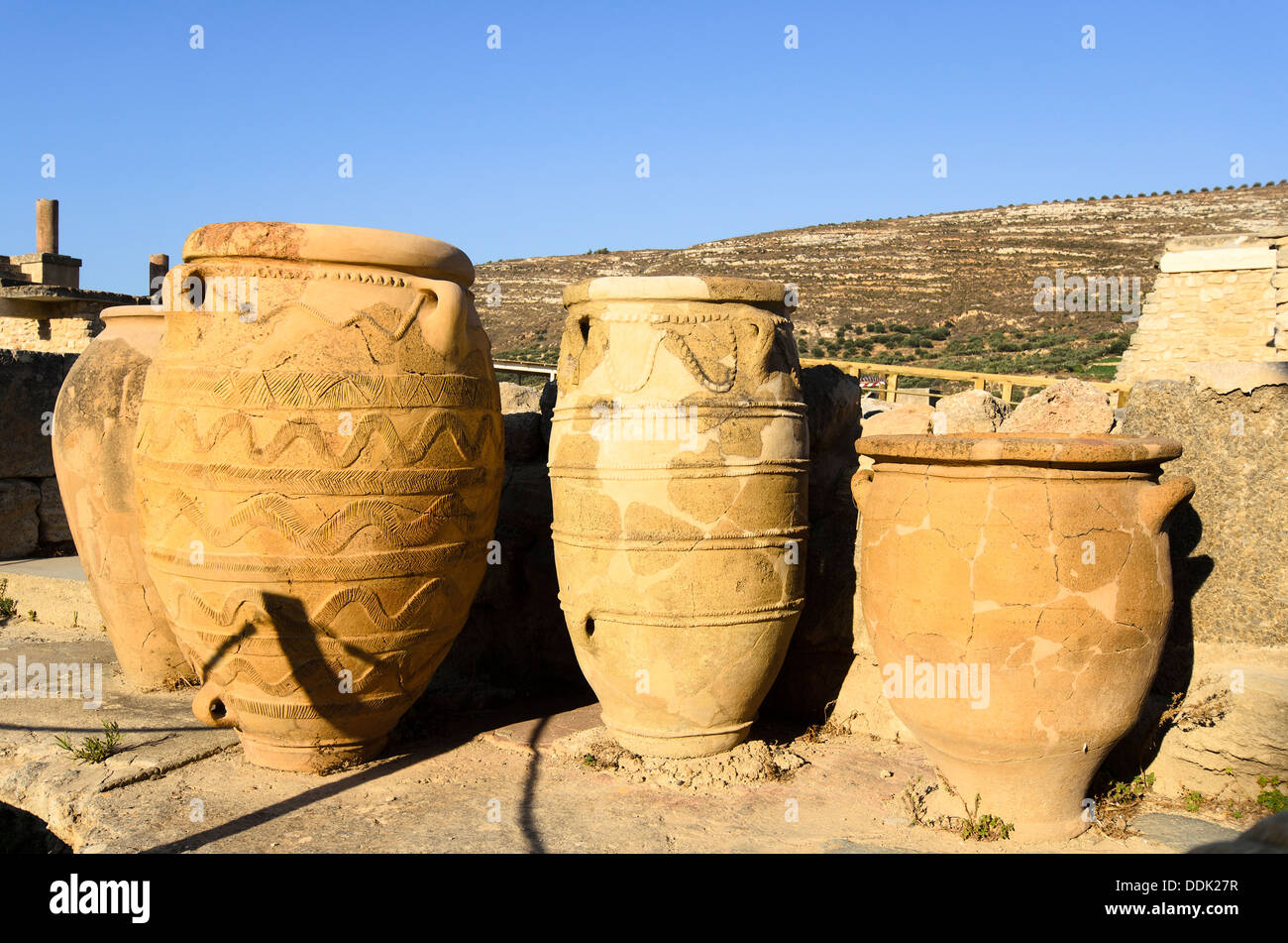 Riesige antike Amphoren aus dem Palast von Knossos - Kreta, Griechenland Stockfoto