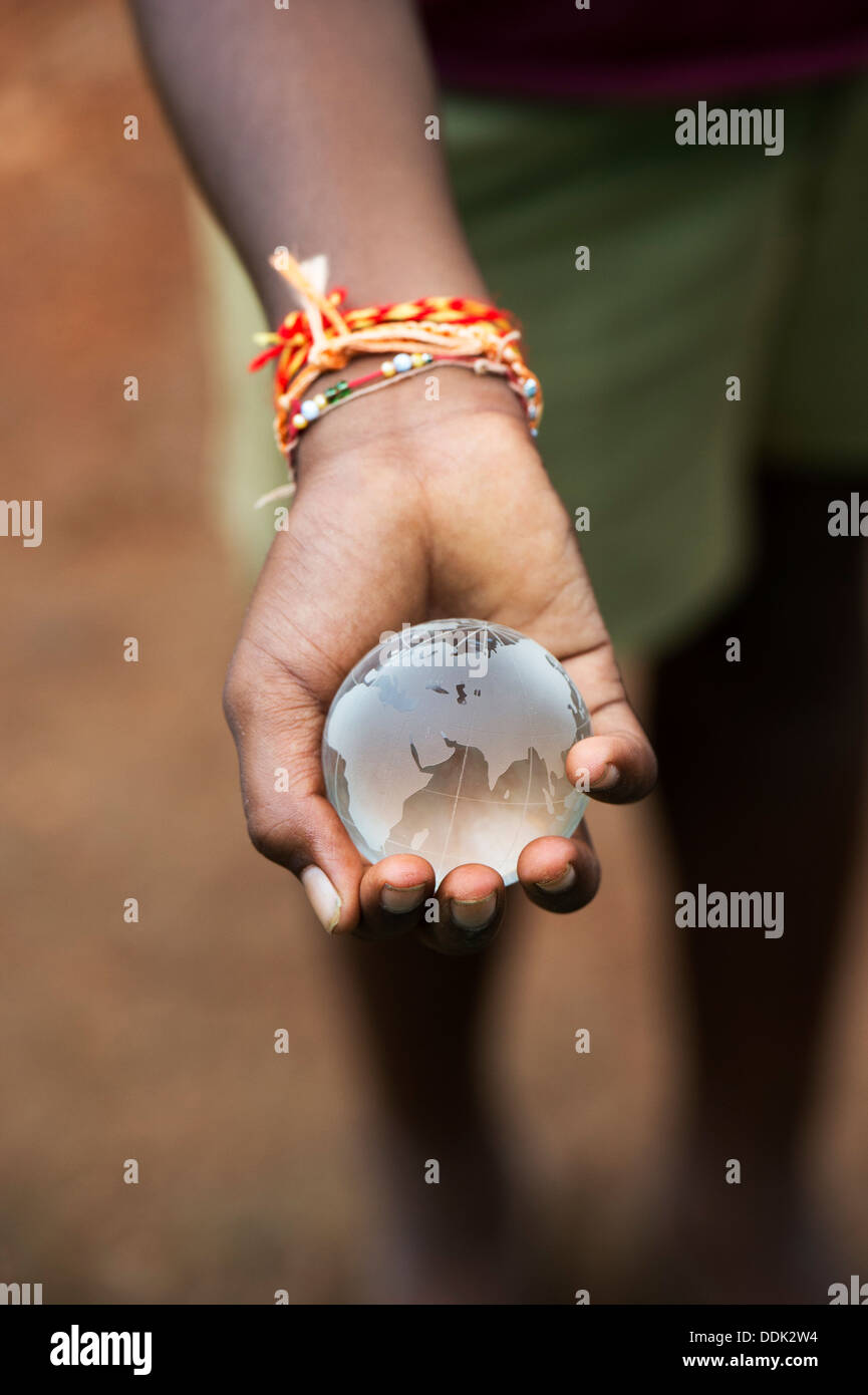 Indische Bauerndorf junge hält einen Kristall Glas Globe / Erde / Welt Stockfoto