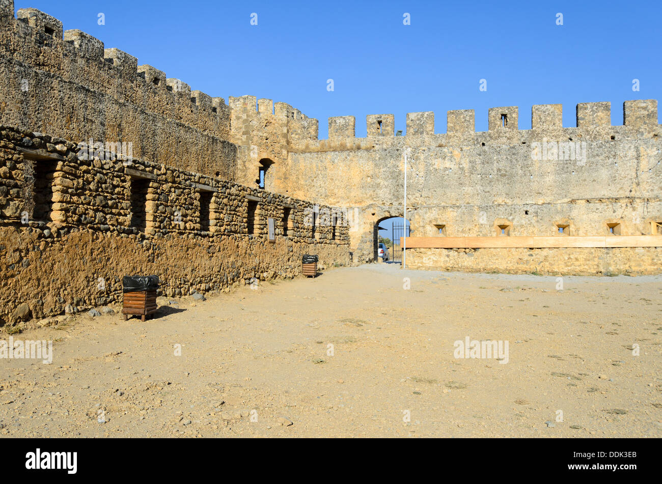 Mauern der venezianischen Festung Frangokastello in der Nähe von Chora Sfakion in der Präfektur Chania - Kreta, Griechenland Stockfoto