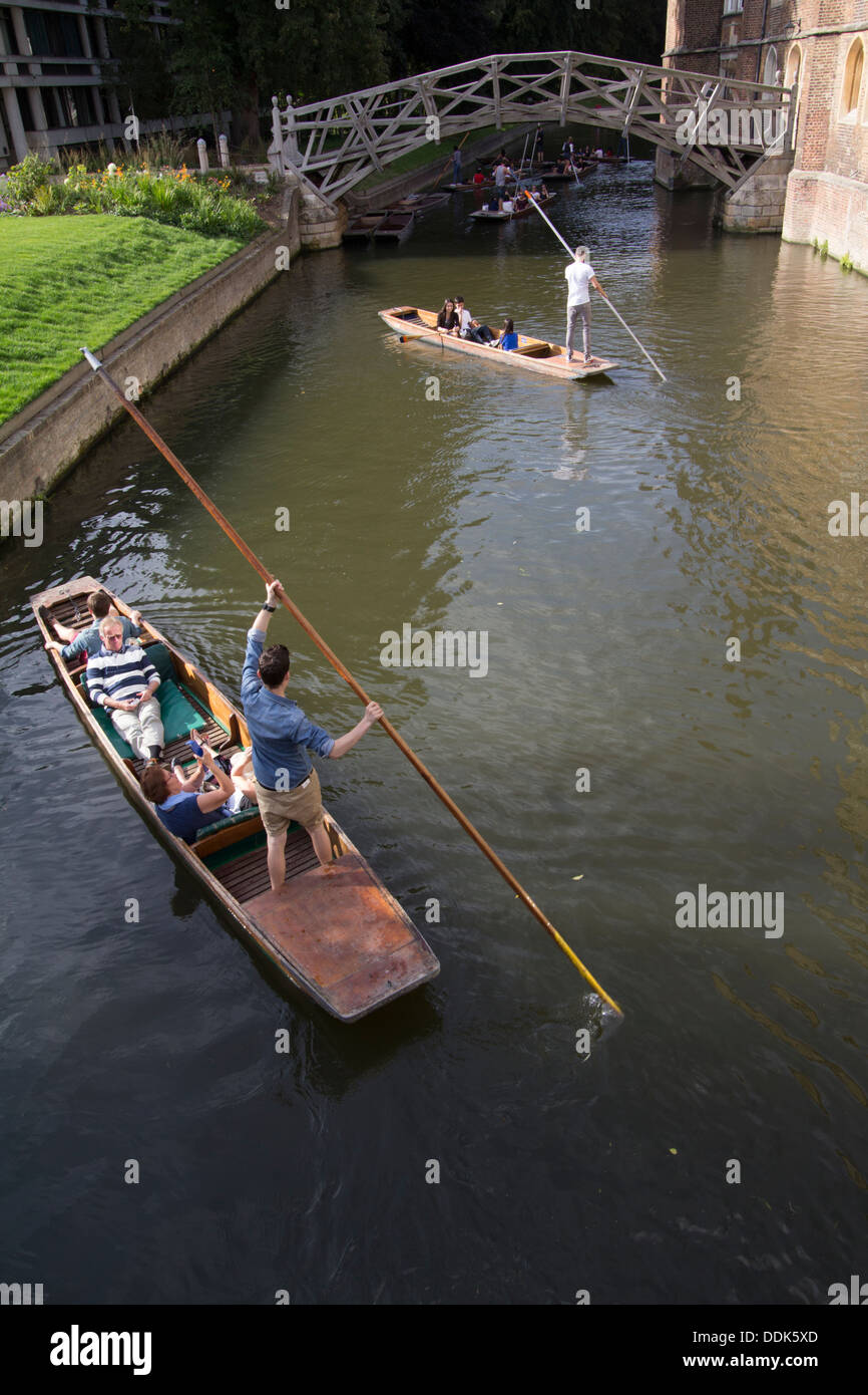Auf dem Fluss Cam Cambridge College Punt Stockfoto