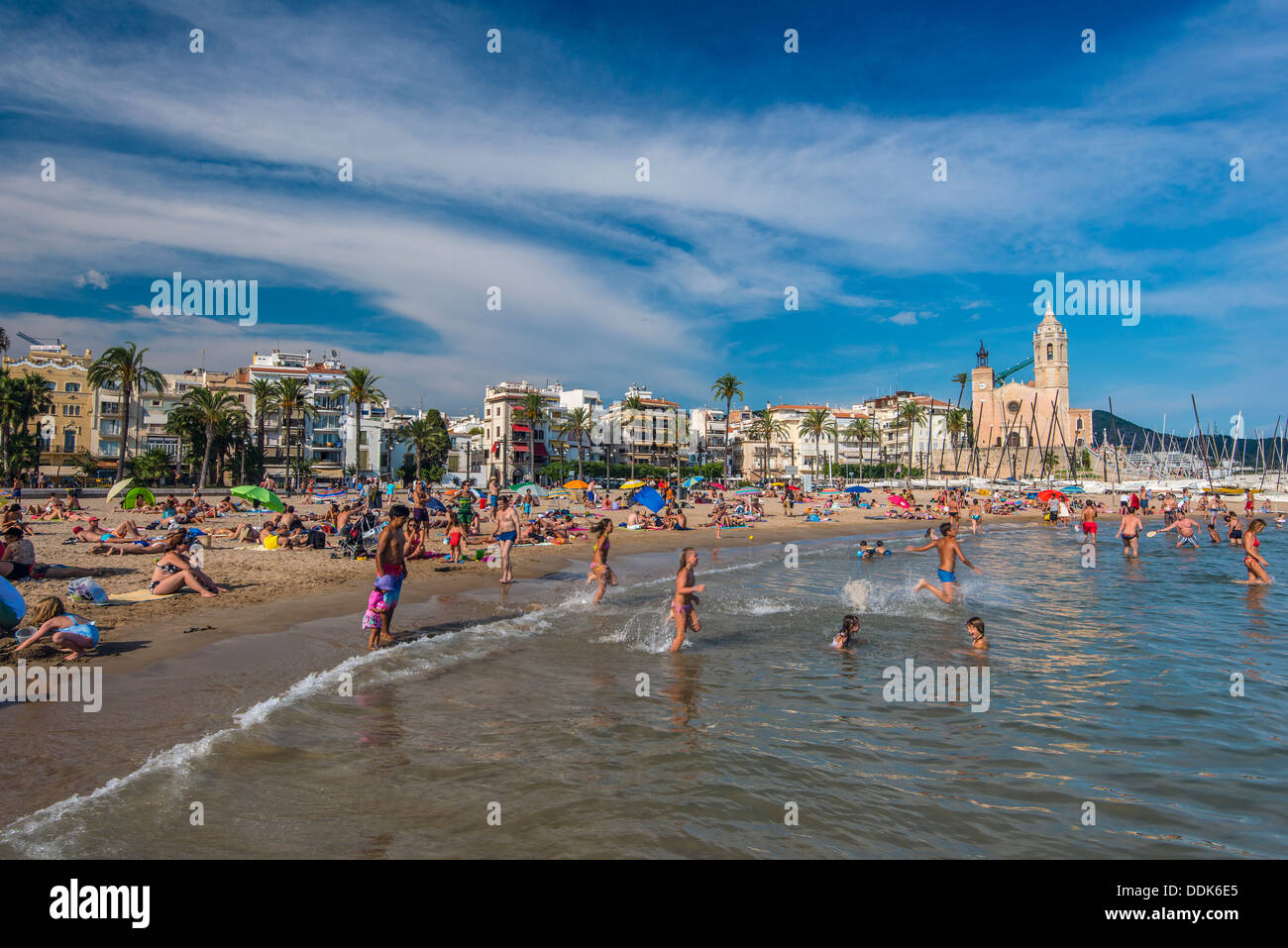 Panoramablick auf einem Strand in Sitges, Katalonien, Spanien Stockfoto