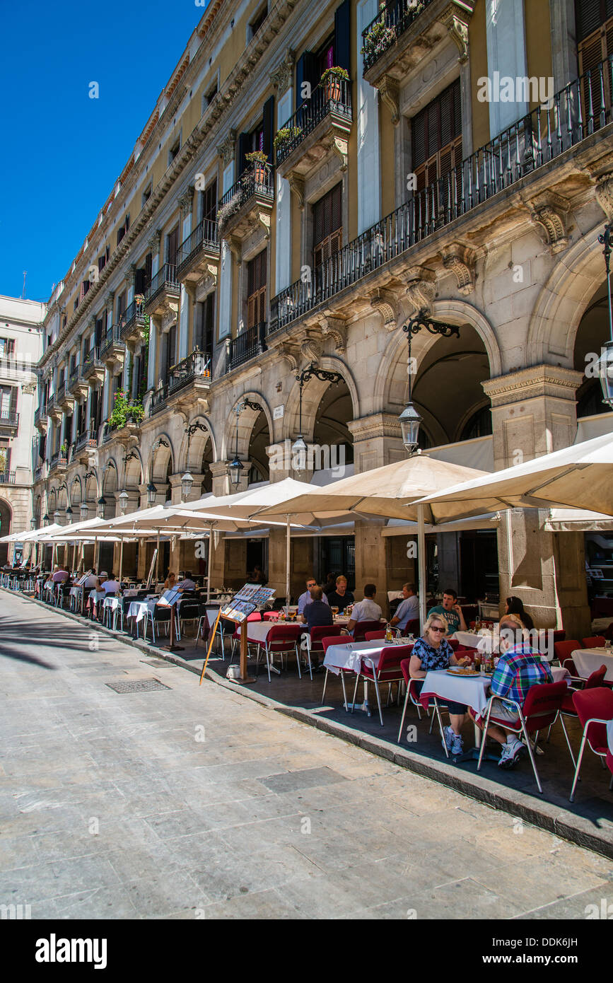 Freiluft-Café-Restaurant mit Touristen sitzen in Plaza Real oder Plaça Reial, Barcelona, Katalonien, Spanien Stockfoto
