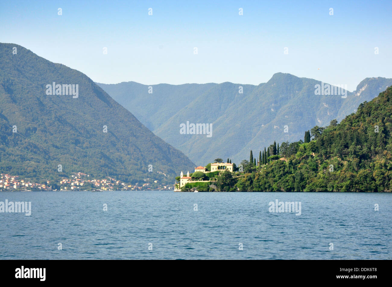 Italien - Comer See - Blick über den See in Punta di Lavedo Halbinsel - Villa del Balbianello - Berge See abfallenden Stockfoto