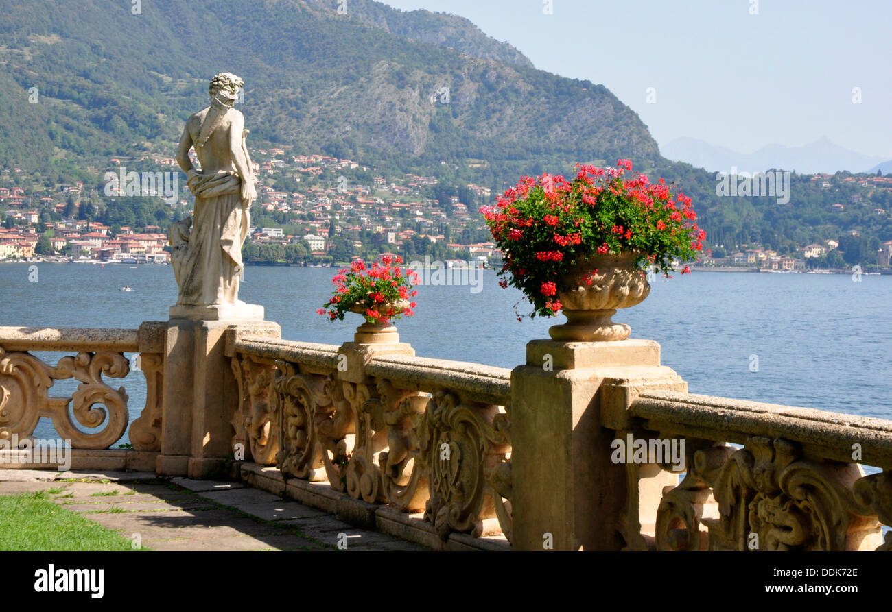 Italien - Comer See - Lenno - Villa Balbianello - die Terrasse mit Blick auf See - Statue - Blume Urnen - geschnitzt Steinbalustrade. Stockfoto
