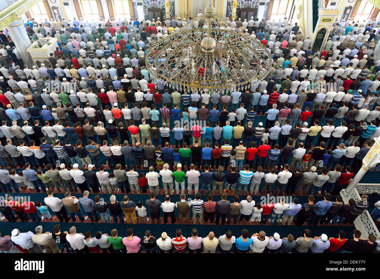 Muslime beim Freitagsgebet in der Gemeinde in loser Schüttung Stockfoto