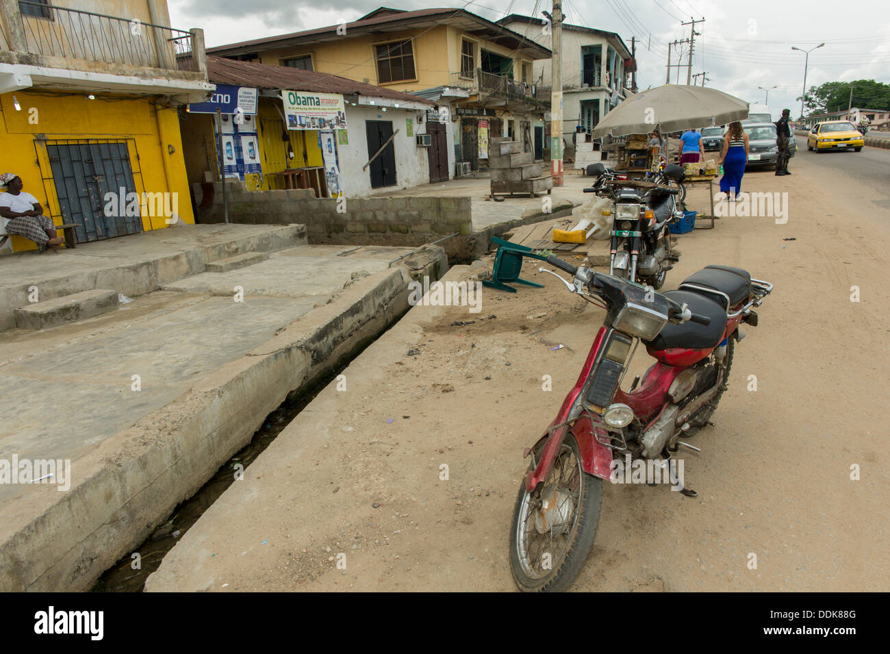 Motorräder parken an einer Einkaufsstraße in Lokoja, Nigeria Stockfoto