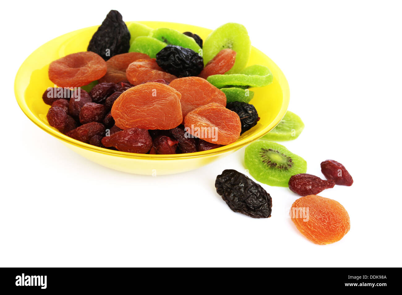 Getrocknete Früchte in Vase isoliert auf weißem Hintergrund. Stockfoto