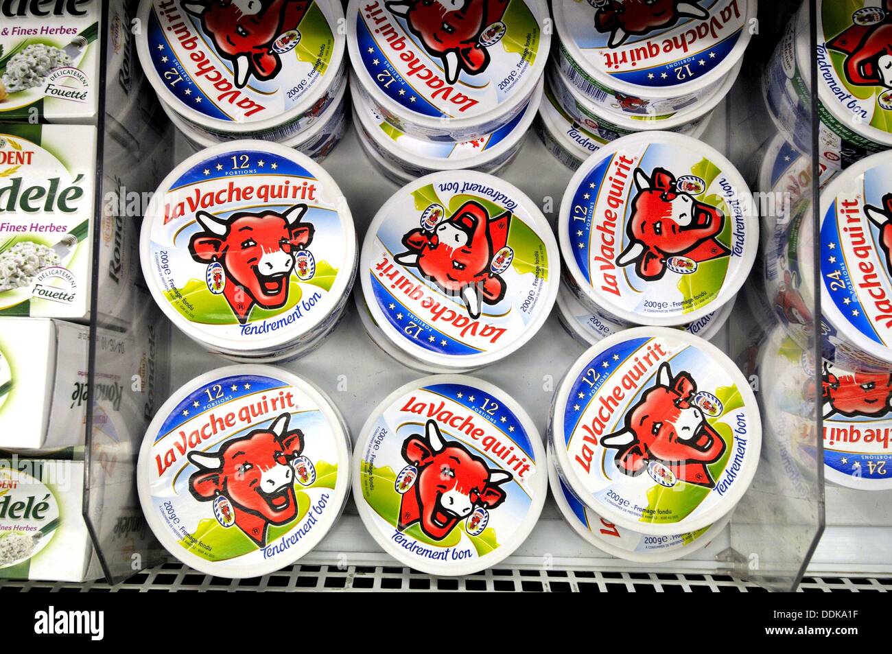Boxen halb Weichkäse Portionen die lachende Kuh in einem Supermarkt, Frankreich Stockfoto, Bild