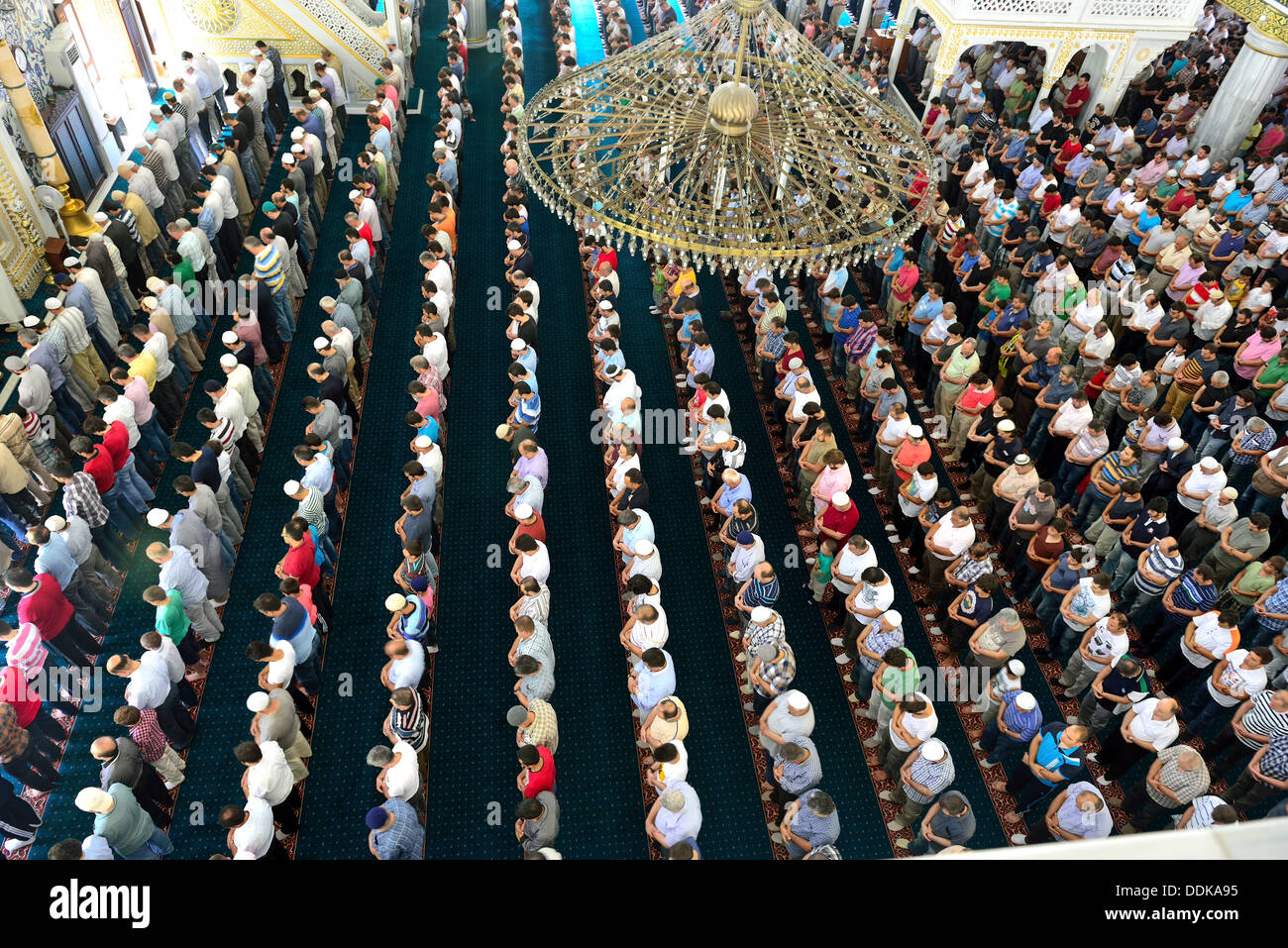 Muslime beim Freitagsgebet in der Gemeinde in loser Schüttung Stockfoto