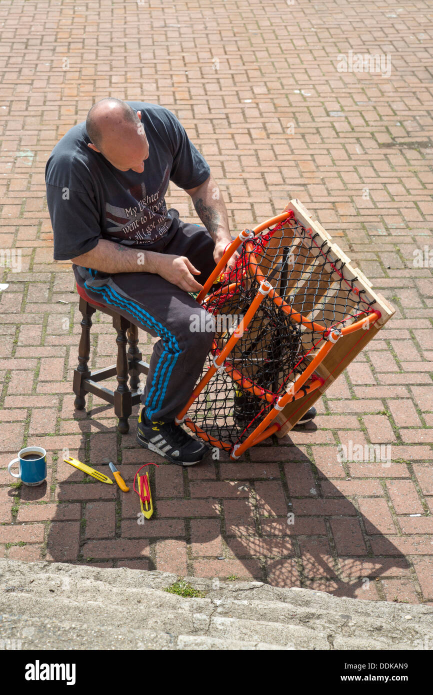 Man ausbessern Krabbe Töpfe, Scarborough Stockfoto
