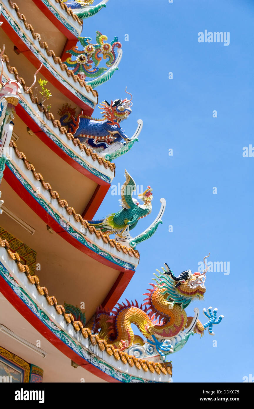 Chinesische Tempel Drachen bewachen von Pagodendach bei Ang Sila Thailand Stockfoto