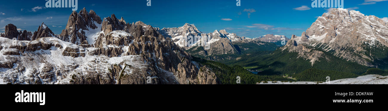 Panoramablick auf die Dolomiten mit Monte Cristallo, Monte Sorapis und Misurina See, Cadore, Veneto, Italien Stockfoto