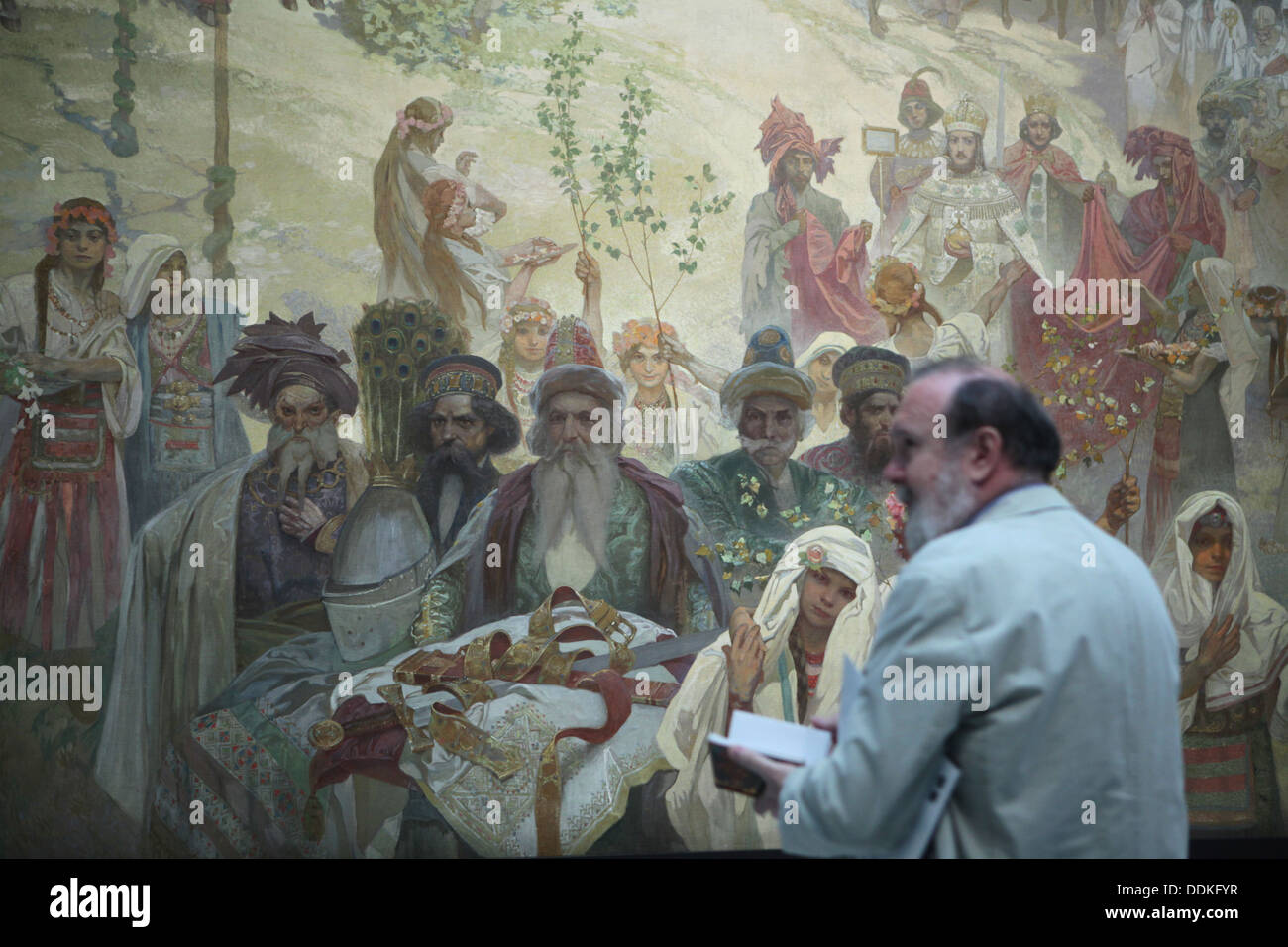 Gemälde "Die Krönung des serbischen Zaren Stefan Dusan" aus dem Zyklus "Das Slawische Epos" gemalt von Alfons Mucha. Stockfoto