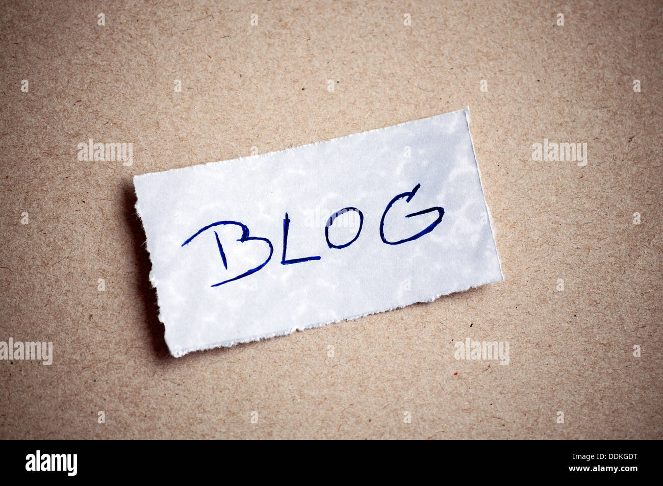 Blog-Nachricht, geschrieben auf Papier auf Karton Hintergrund. Platz für Ihren Text. Stockfoto