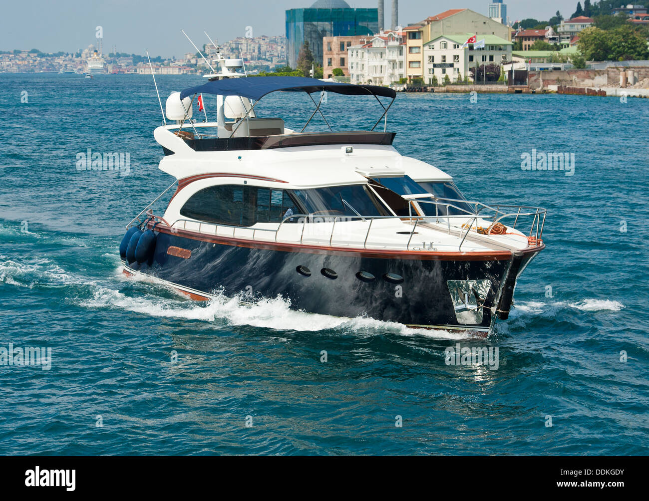 Private Luxus-Motoryacht, Segeln auf einem großen Fluss aber Stadtzentrum Stockfoto