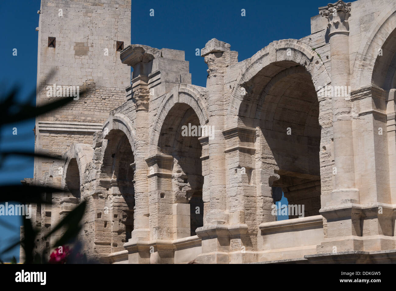 Bögen im römischen Amphitheater in Arles, Frankreich - ein UNESCO-Weltkulturerbe Stockfoto