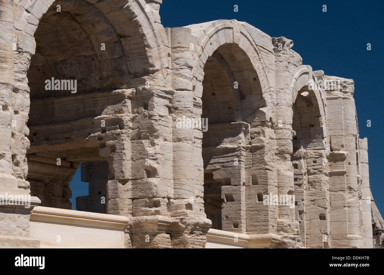 Bögen im römischen Amphitheater in Arles, Frankreich - ein UNESCO-Weltkulturerbe Stockfoto