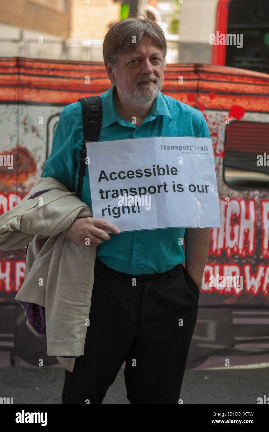 London, UK. 04. September, 2013. DPAC (behinderte Menschen gegen Kürzungen) halten Protest außerhalb des Verkehrsministeriums Horseferry Road. Hervorhebung von Ungleichheit für Menschen mit Behinderungen mit Londoner Verkehrssystem durch Personal Schnitt Rücken auf den Bus und Schiene. London, UK, 4. September 2013 Credit: Martyn Wheatley/Alamy Live News Stockfoto
