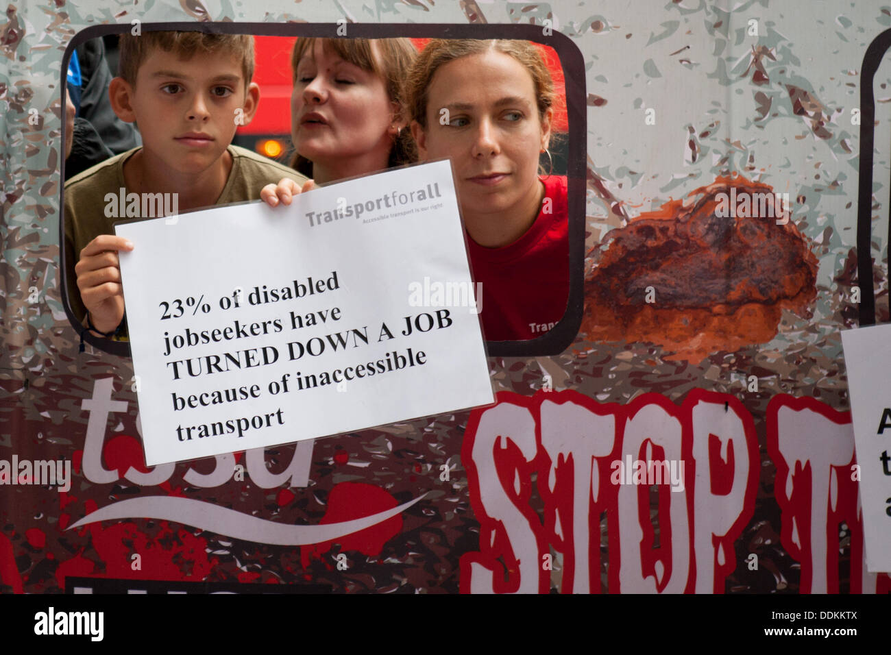 London, UK. 04. September, 2013. DPAC (behinderte Menschen gegen Kürzungen) halten Protest außerhalb des Verkehrsministeriums Horseferry Road. Hervorhebung von Ungleichheit für Menschen mit Behinderungen mit Londoner Verkehrssystem durch Personal Schnitt Rücken auf den Bus und Schiene. London, UK, 4. September 2013 Credit: Martyn Wheatley/Alamy Live News Stockfoto