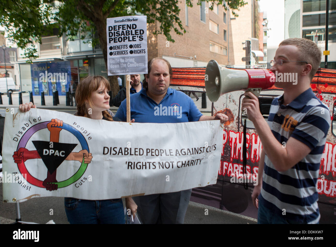 London, UK. 04. September, 2013. DPAC (behinderte Menschen gegen Kürzungen) halten Protest außerhalb des Verkehrsministeriums Horseferry Road. Markieren Sie Ing Ungleichheit für Menschen mit Behinderungen mit Londoner Verkehrssystem durch Personal Schnitt Rücken auf den Bus und Schiene. London, UK, 4. September 2013 Credit: Martyn Wheatley/Alamy Live News Stockfoto