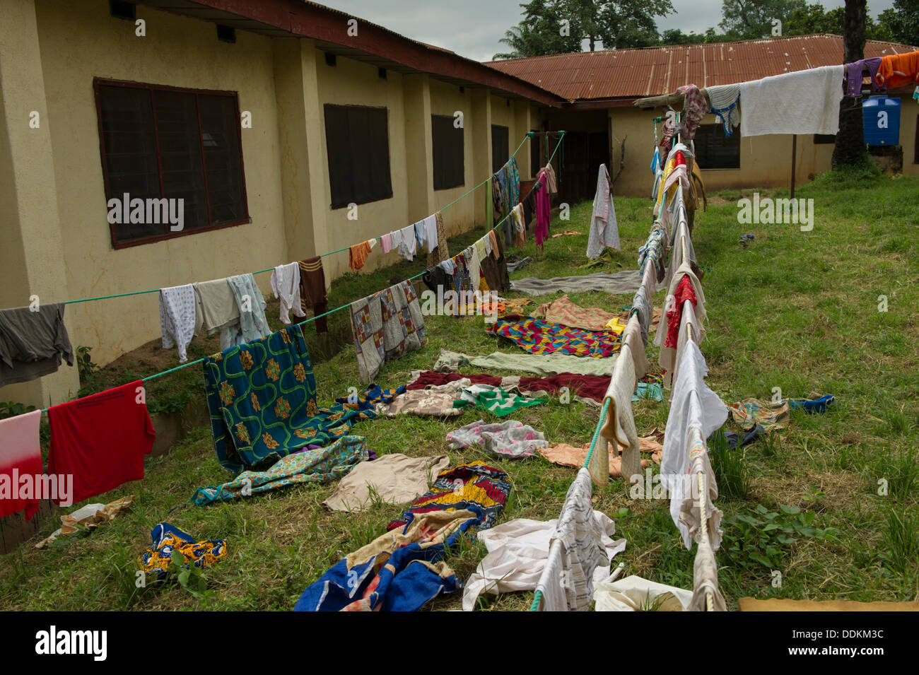 Tuch-Linien für die Verbreitung von gewaschene Wäsche in Otutulu, Nigeria Stockfoto