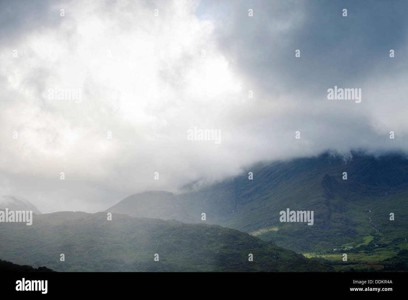 Sturm zieht auf Regen, über die Berge des County Kerry, Südwest Irland Stockfoto