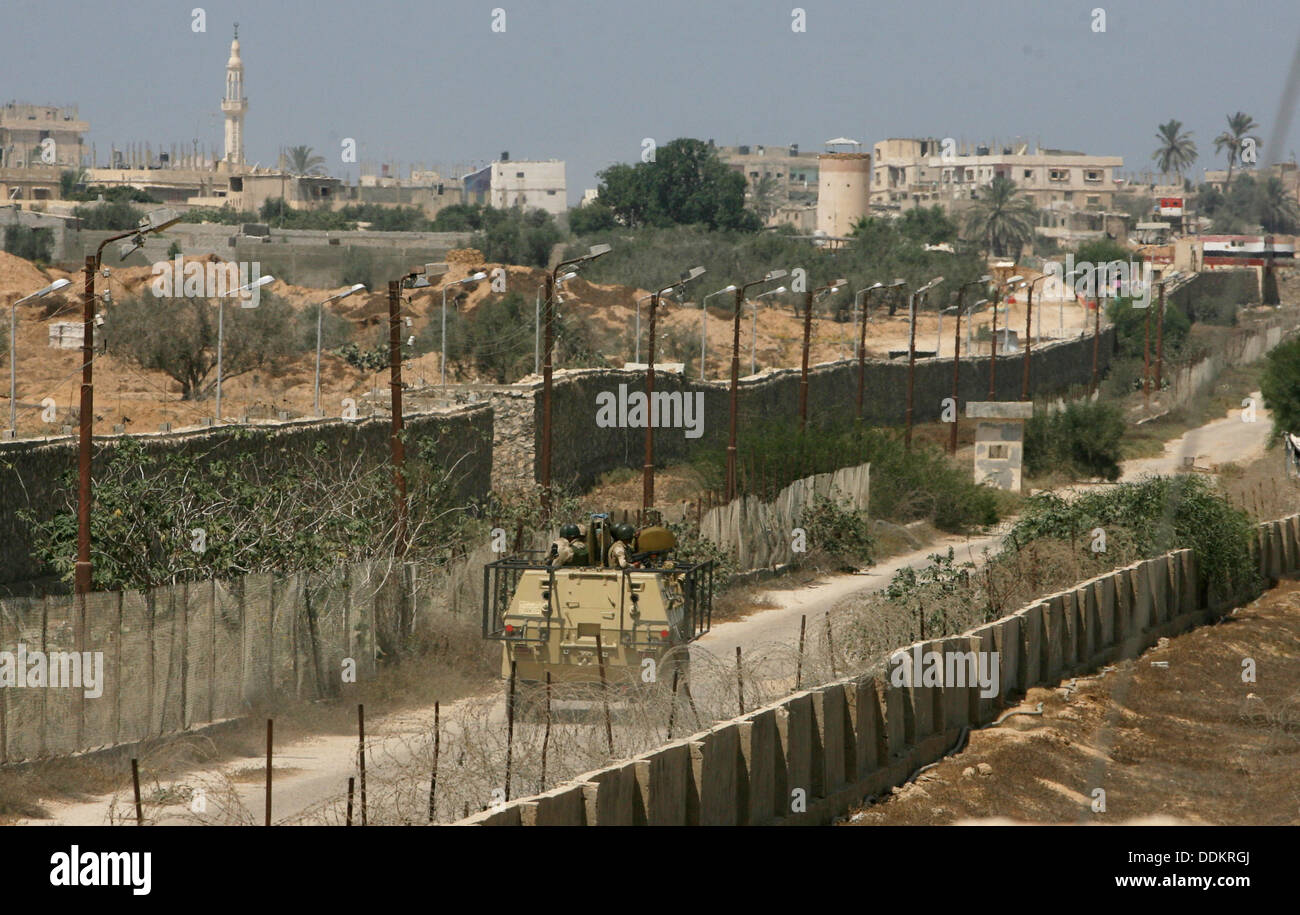 4. September 2013 - Rafah, Gaza-Streifen, Palästinensische Autonomiegebiete - zeigt ein Bild aus dem südlichen Gazastreifen ägyptische Soldaten Wache an der Grenze zu Ägypten und den palästinensischen Gebieten am 4. September 2013 zu halten. Ägyptische Sicherheitskräfte haben verstärkt eine Razzia-Kampagne auf Schmuggel-Tunnel zwischen Ägypten und dem Gazastreifen seit Juli, Hamas Beamte sagten (Credit-Bild: © Eyad Al Baba/APA Images/ZUMAPRESS.com) Stockfoto