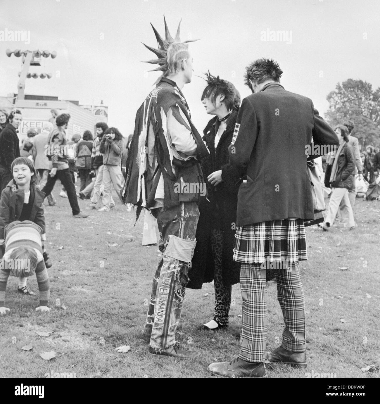 Punks auf einem Festival, Anfang der 1980er Jahre. Künstler: Henry Grant Stockfoto