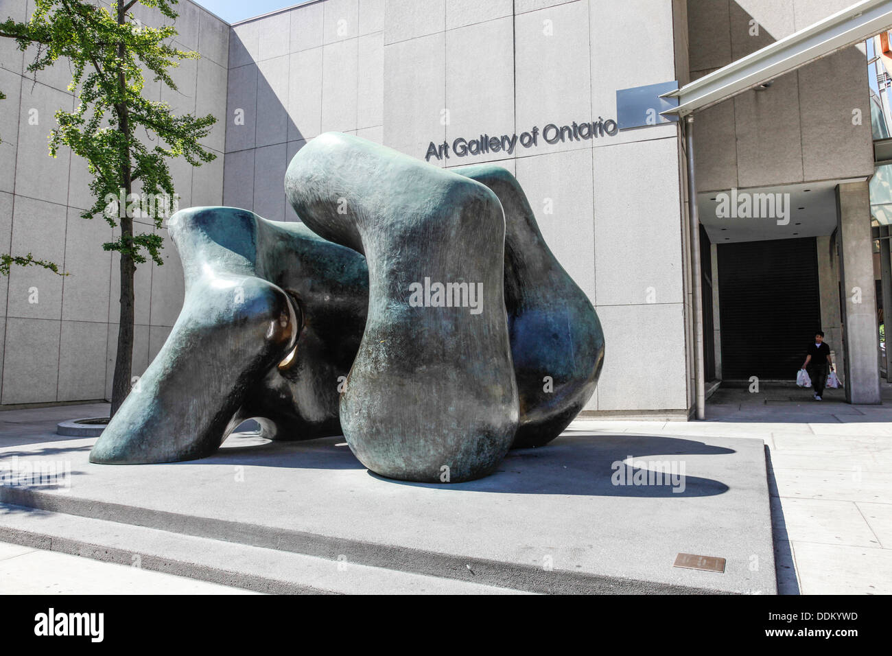 VOR; Art Gallery of Ontario; Henry Moore-Statue oder Bildhauer "große zwei Formen" in Toronto, Ontario; Kanada; Nord-Amerika Stockfoto