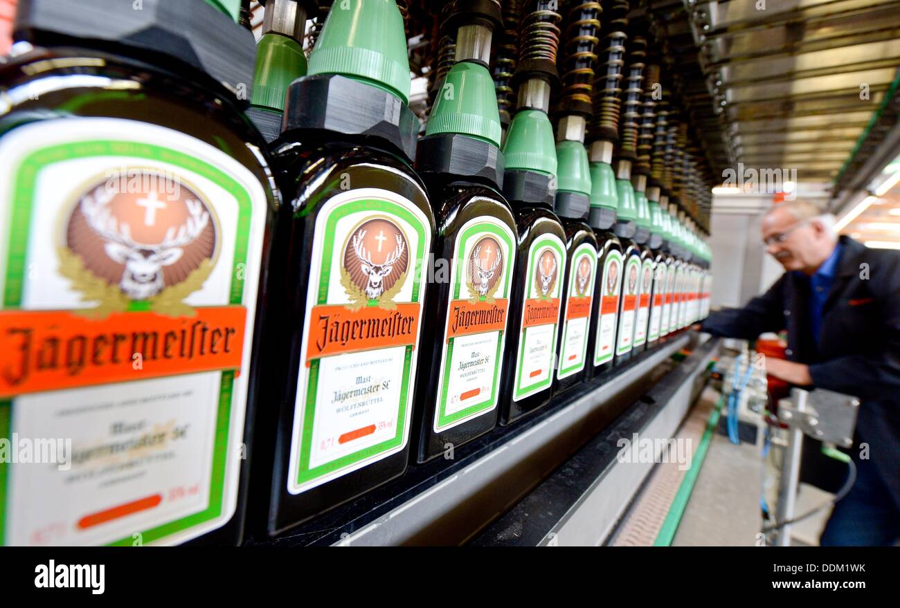 Ein Nemployee Uberpruft Jagermeister Flaschen In Einer Produktionslinie Im Werk Der Firma Mast Jagermeister Ag In Wolfenbuttel Deutschland 3 September 13 Foto Peter Steffen Stockfotografie Alamy