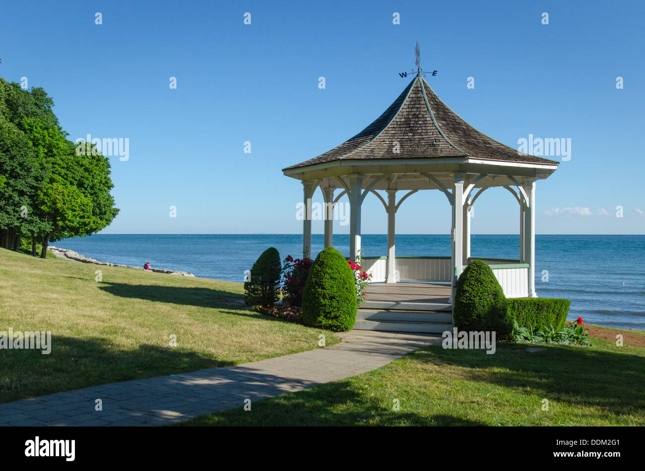 Ein Blick auf den Pavillon im Queen es Royal Park in Niagara-on-the-Lake, Ontario, Kanada mit ein paar genießen den Ausblick über den Lake Ontario. Stockfoto