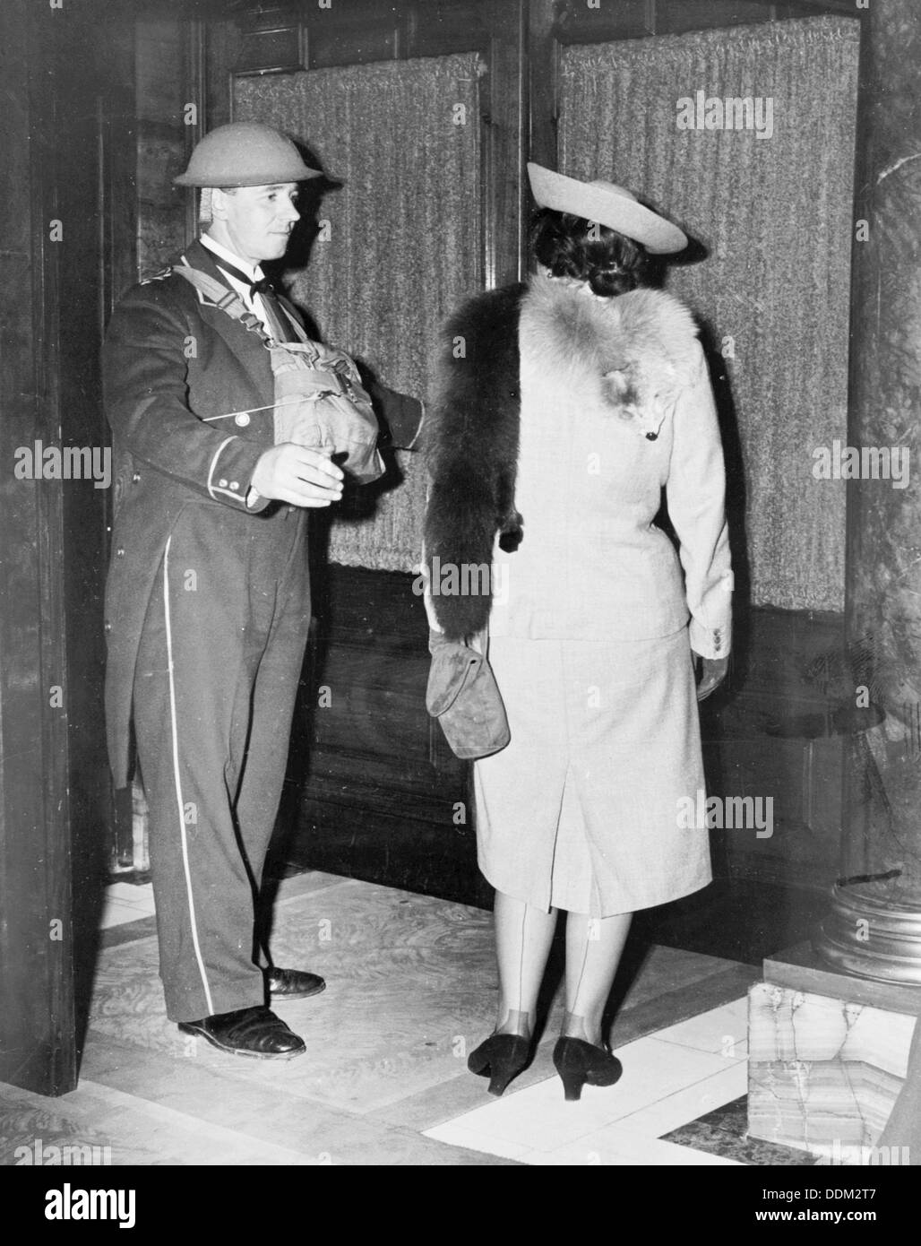 Linkman im Trocadero tragen eine Dose hat, Westminster, London, Oktober 1940. Artist: Unbekannt Stockfoto